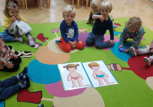 Dzieci przy ilustracji chłopca i dziewczynki